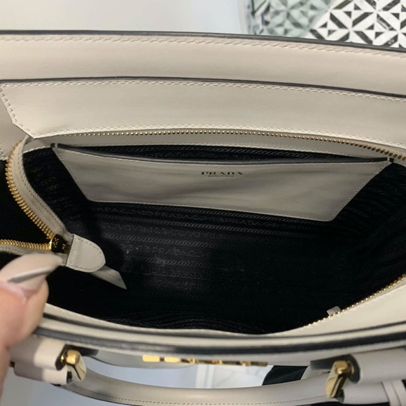 Prada bag - Picture 4 of 4